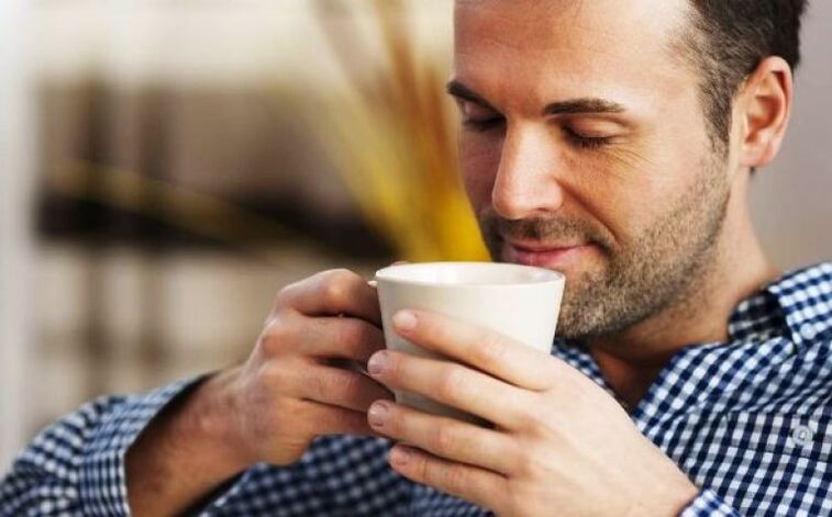 Les hommes boivent une tasse de thé à l’herbe pour augmenter leur puissance