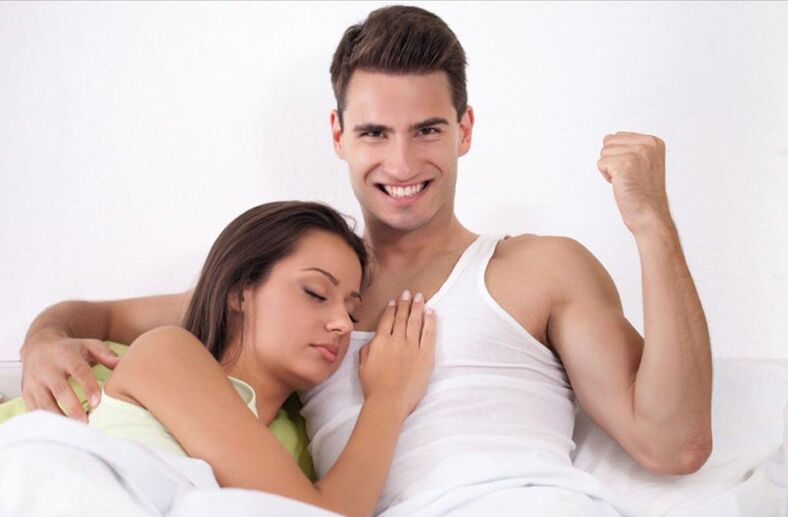 Homme fort et une fille allongée dans le lit